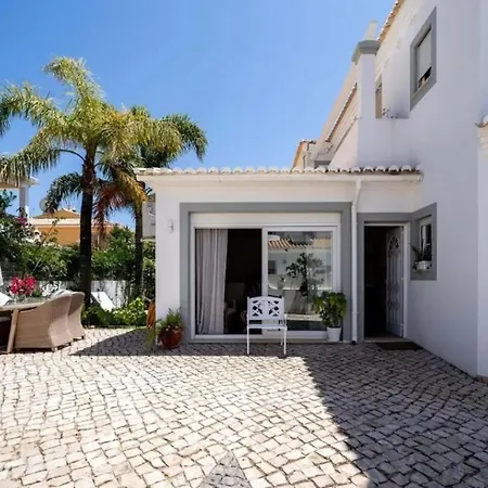 With Pool And Sea Views In Porto De Mos 別荘